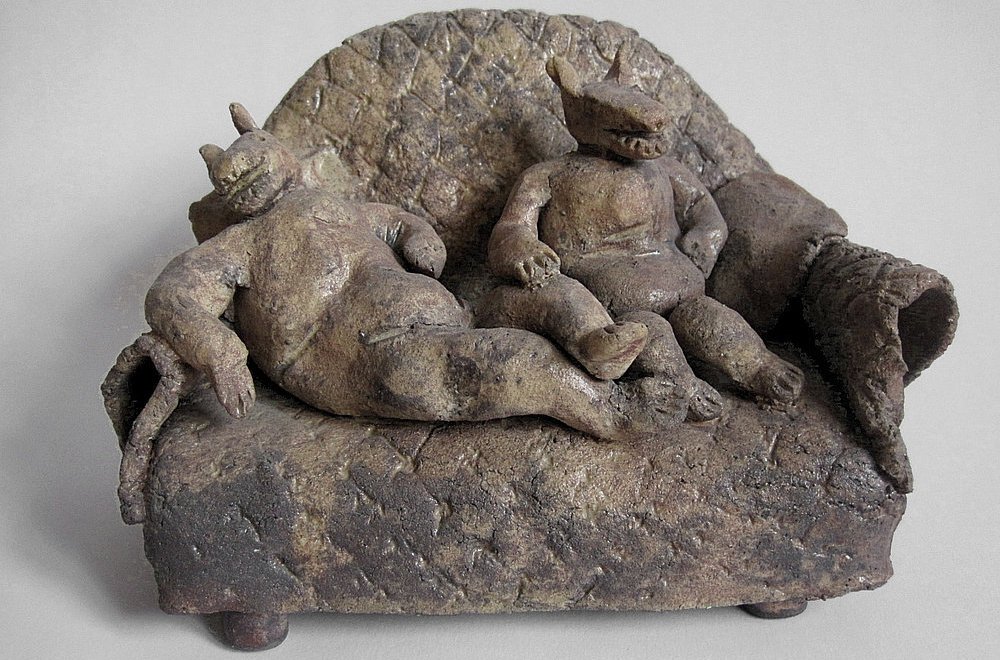 Raku-Figur, zwei auf dem Sofa, ca. 15 cm hoch